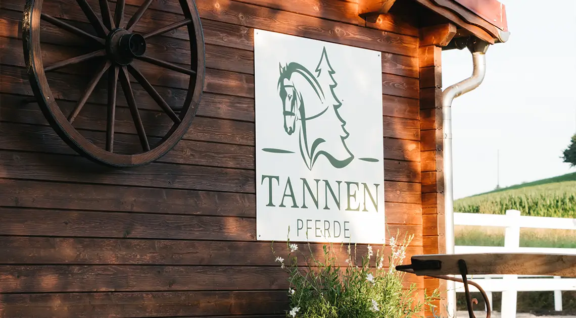 tannen-pferde-header-nebenhaus-1140x630px